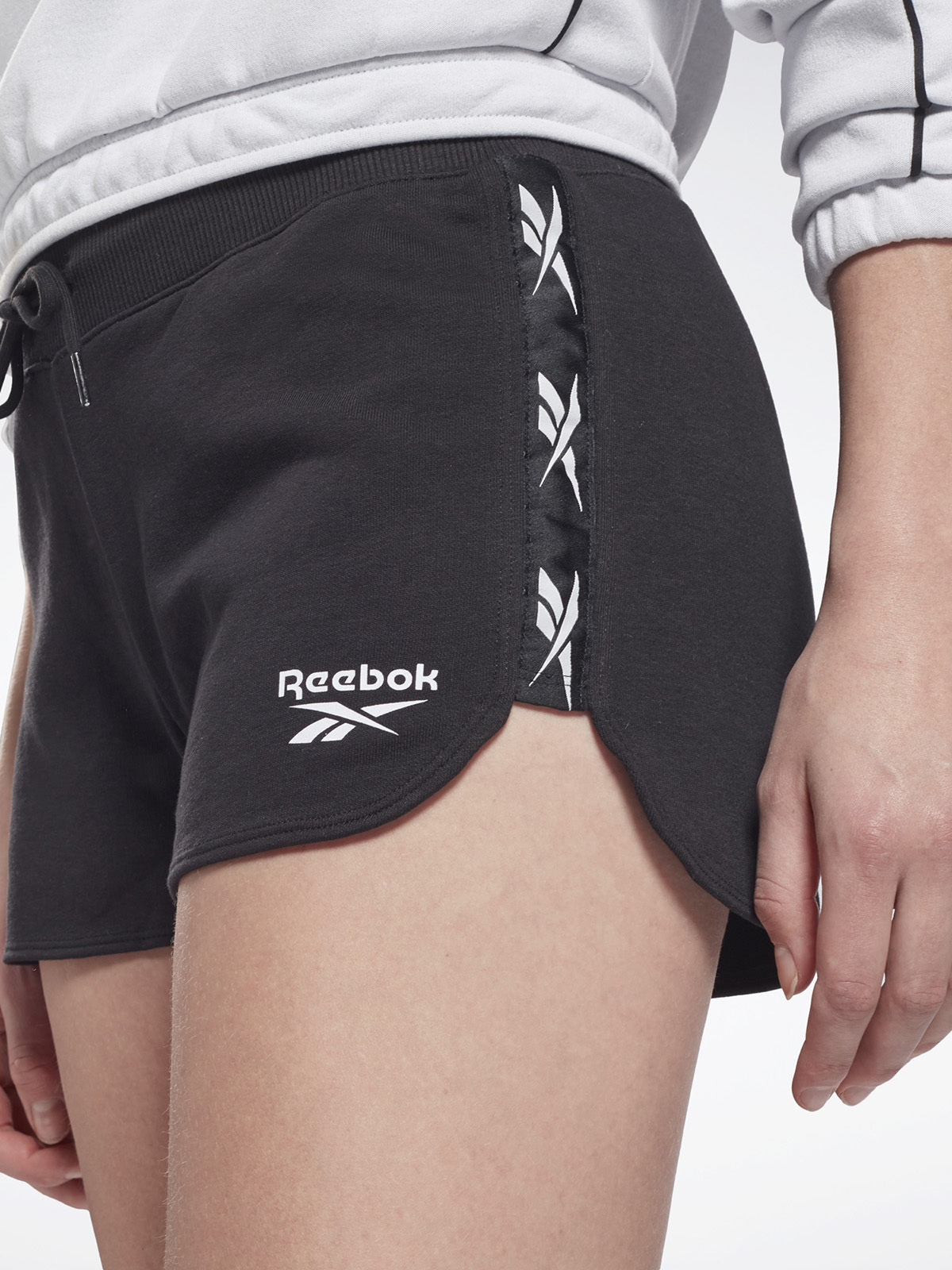מכנסי ספורט קצרים עם סטריפ לוגו- Reebok|ריבוק