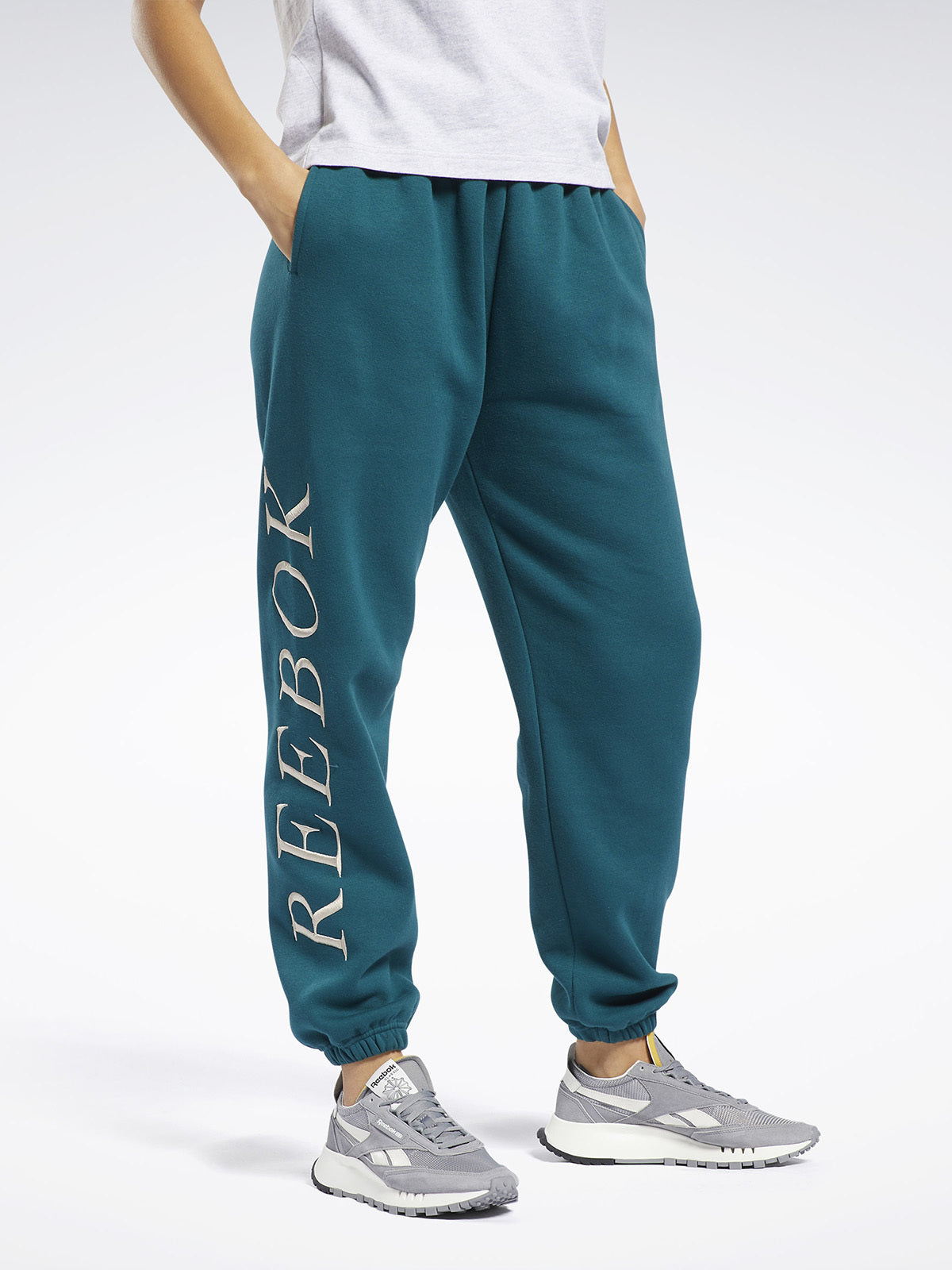 מכנסי פליז ספורטיביים עם רקמת לוגו / נשים- Reebok|ריבוק