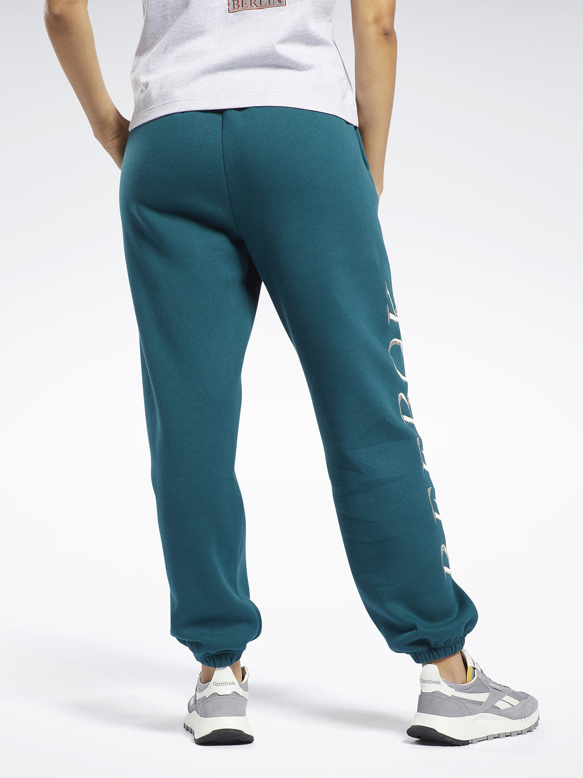 מכנסי פליז ספורטיביים עם רקמת לוגו / נשים- Reebok|ריבוק