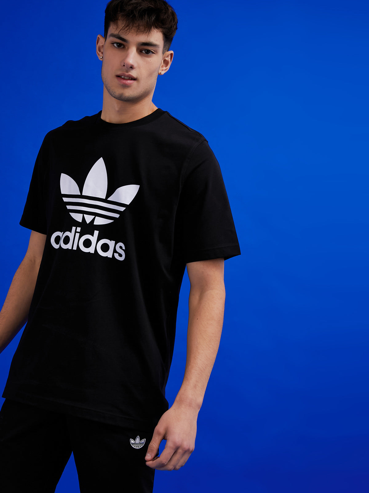 טי שירט בייסיק עם לוגו גדול- Adidas Originals|אדידס אוריג'ינלס