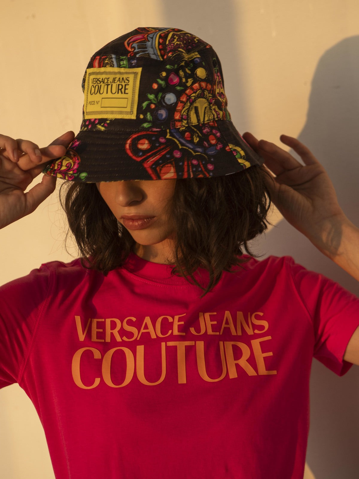 כובע באקט צבעוני עם פאץ' לוגו / נשים- Versace Jeans Couture|ורסאצ'ה ג'ינס קוטור