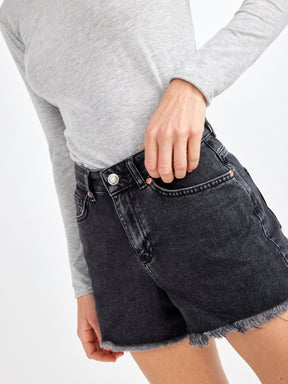 מכנסי שורט ג'ינס קצרים בגזרת MOM