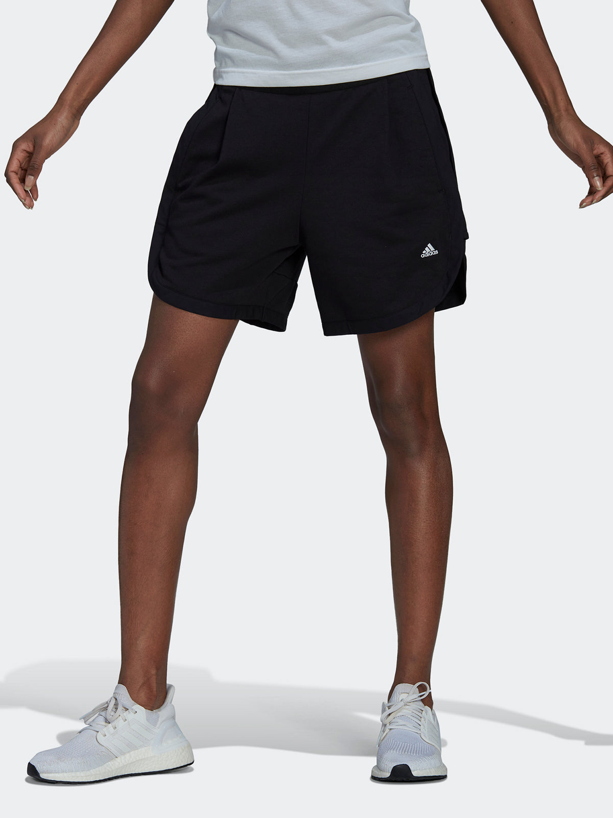 מכנסי ספורט קצרים עם לוגו רקום / נשים- adidas performance|אדידס פרפורמנס