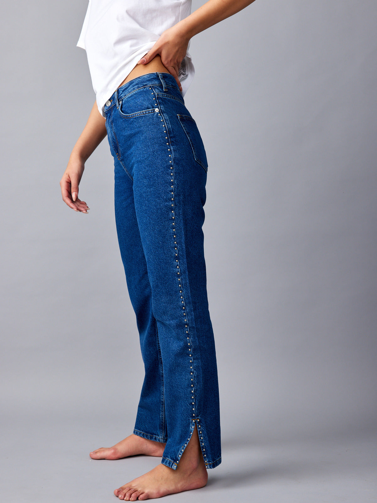 מכנסי ג'ינס עם ניטים- NA-KD|נייקד