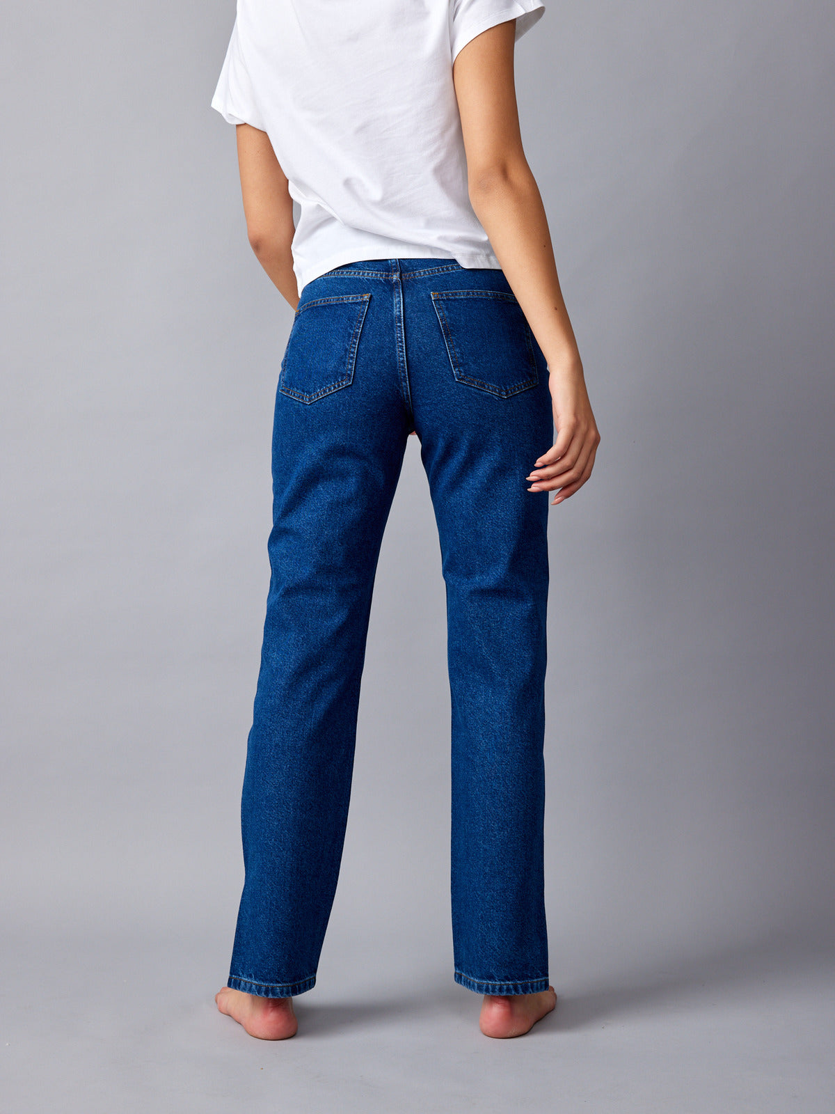 מכנסי ג'ינס עם ניטים- NA-KD|נייקד
