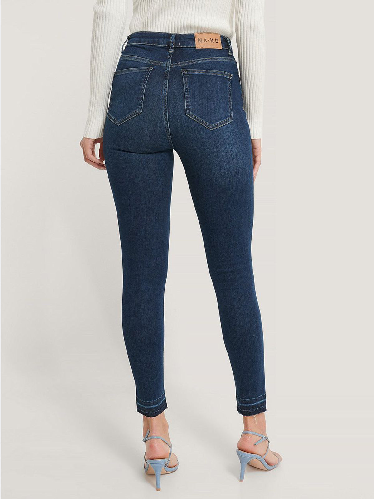 מכנסי ג'ינס סקיני בגזרה גבוהה- NA-KD|נייקד