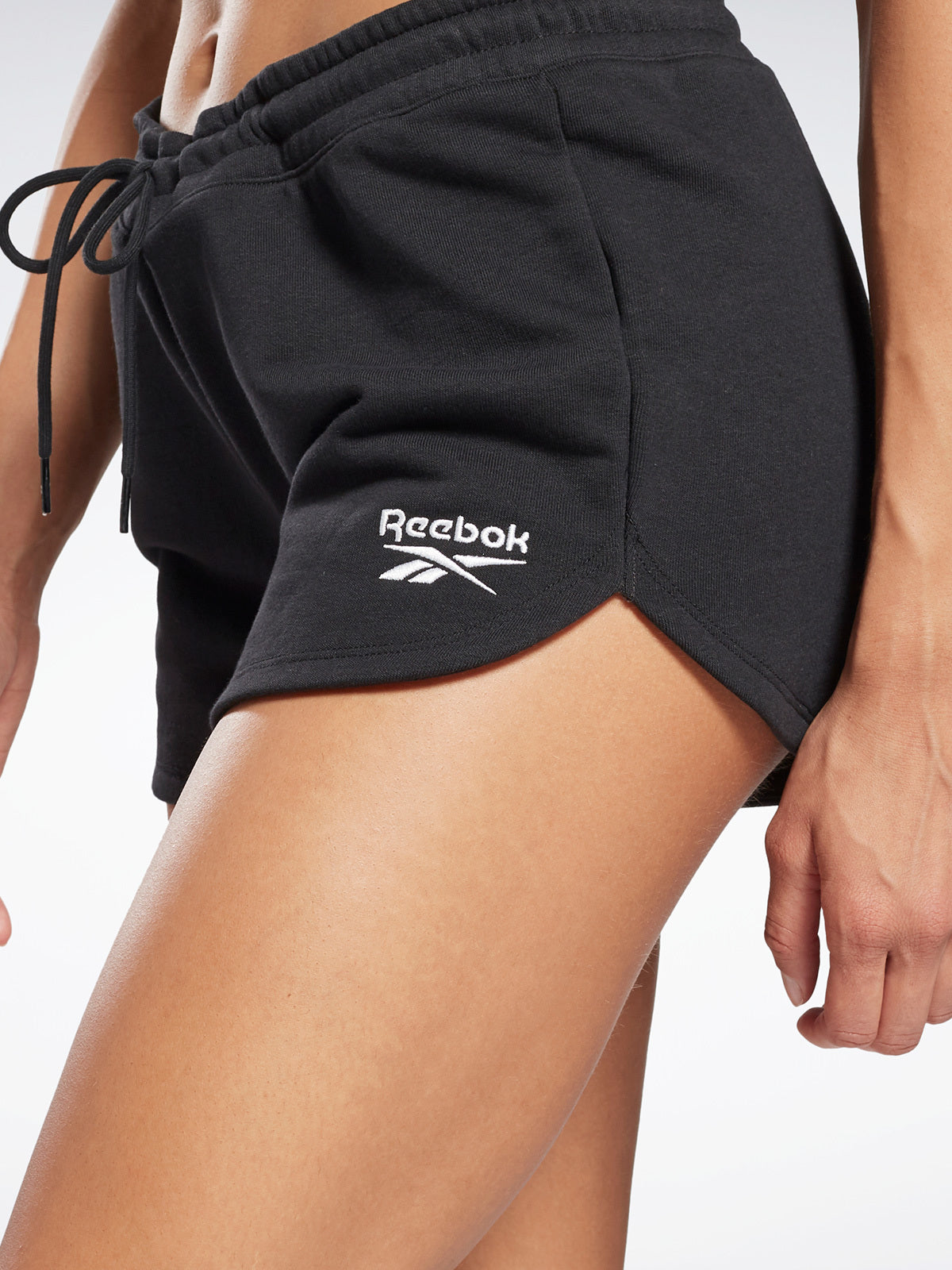 מכנסי ספורט קצרים עם לוגו רקום / נשים- Reebok|ריבוק