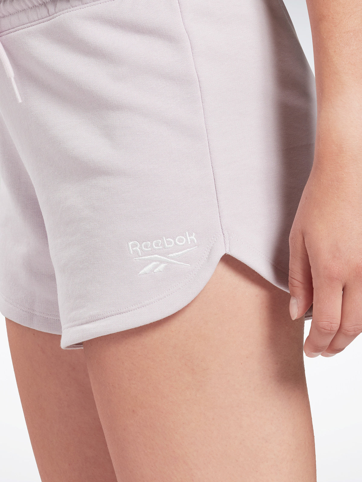 מכנסי ספורט קצרים עם לוגו רקום / נשים- Reebok|ריבוק