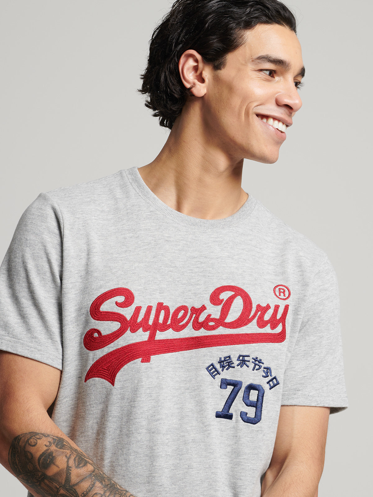 טישרט בייסיק עם הדפס לוגו גרפי- Super Dry|סופר דריי