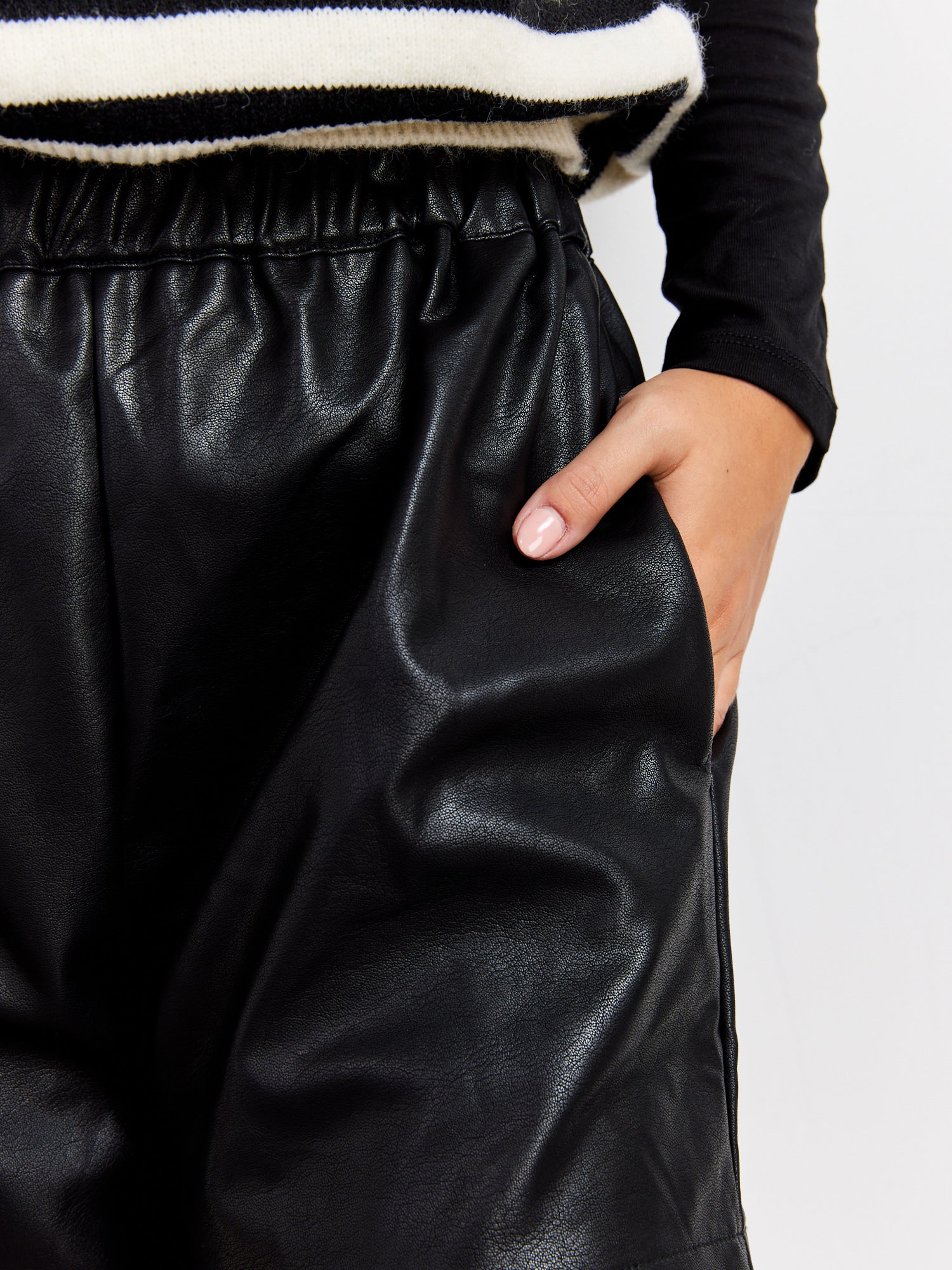 מכנסי שורט במראה עור- Style River|סטייל ריבר
