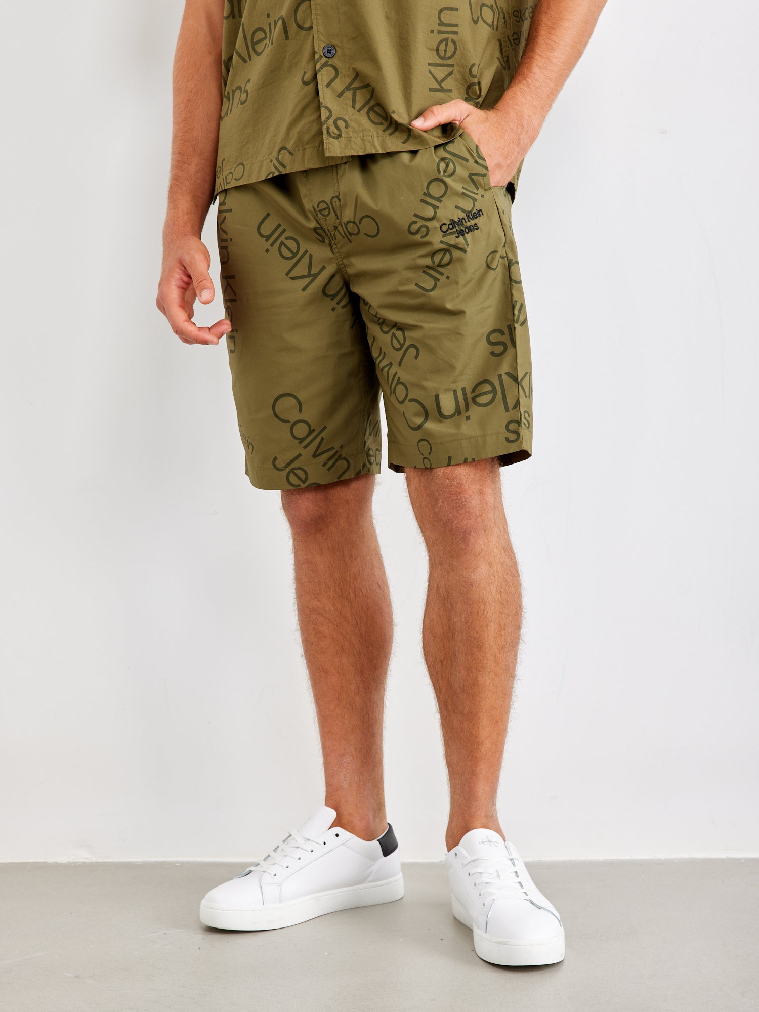 מכנסי ברמודה עם הדפסי לוגו- Ck|קלווין קליין