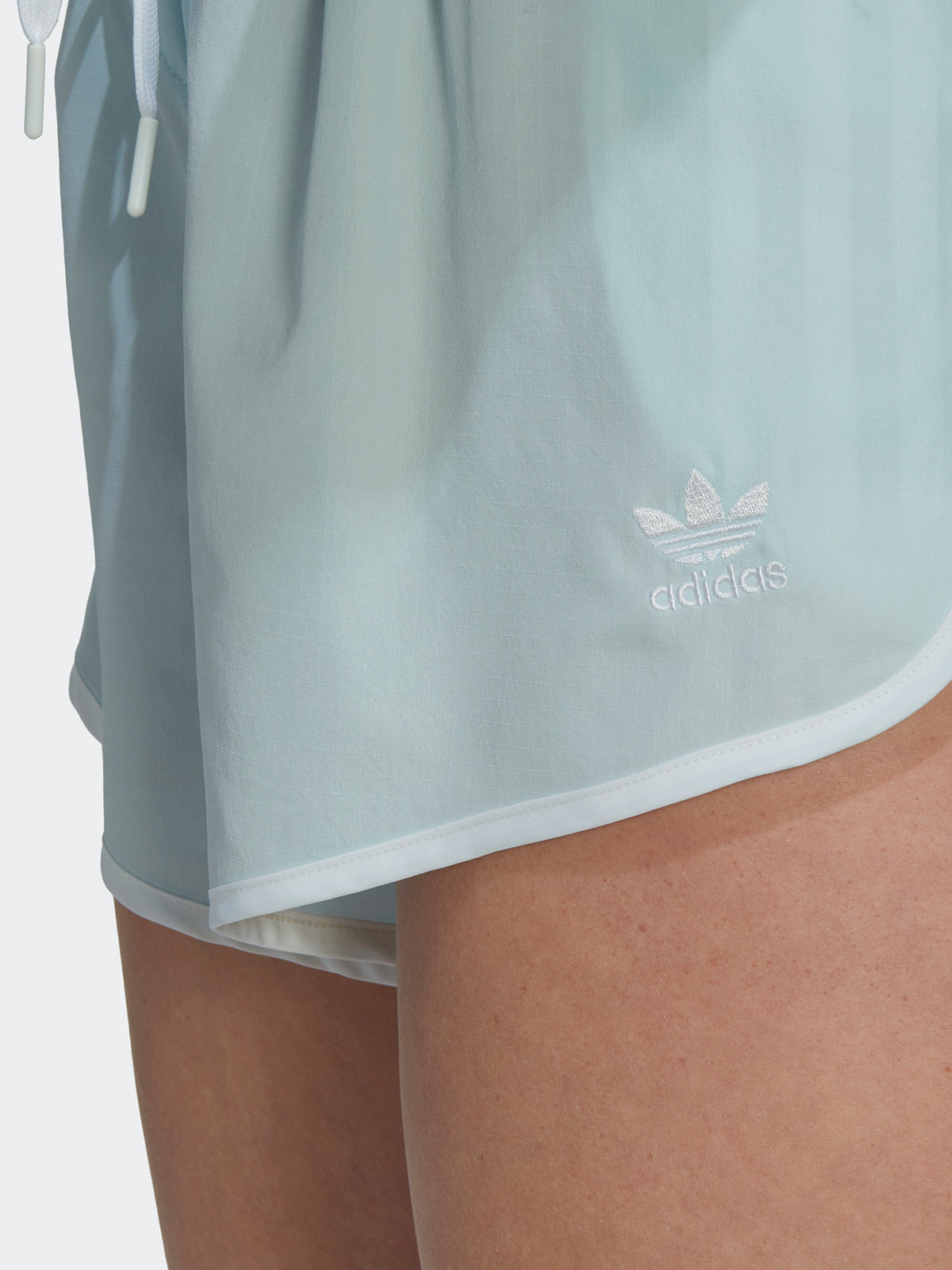 מכנסי ספורט קצרים עם לוגו רקום / נשים- Adidas Originals|אדידס אוריג'ינלס