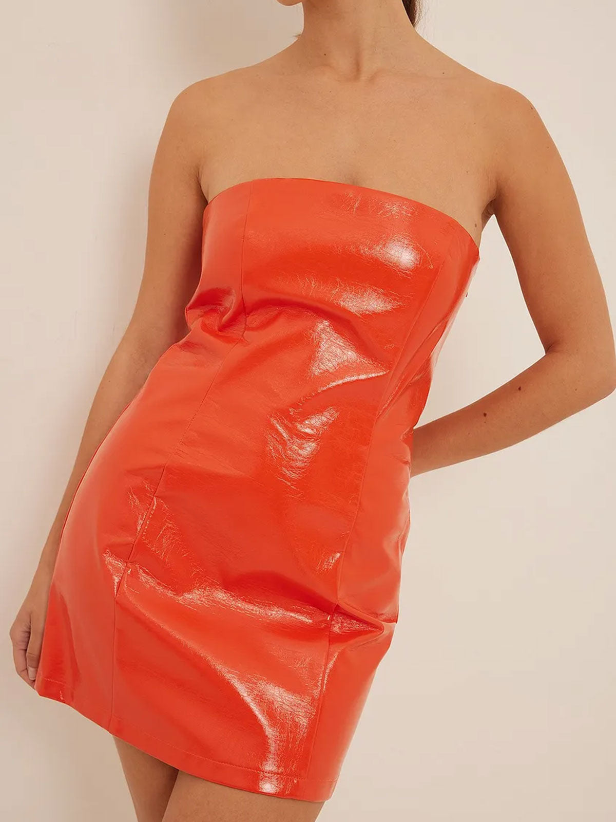 שמלת מיני סטרפלס במראה עור- NA-KD|נייקד