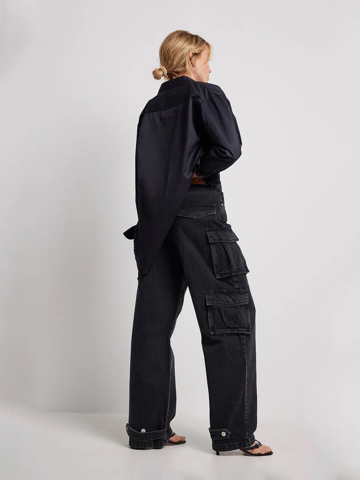 מכנסי ג'ינס בגזרת CARGO- NA-KD|נייקד