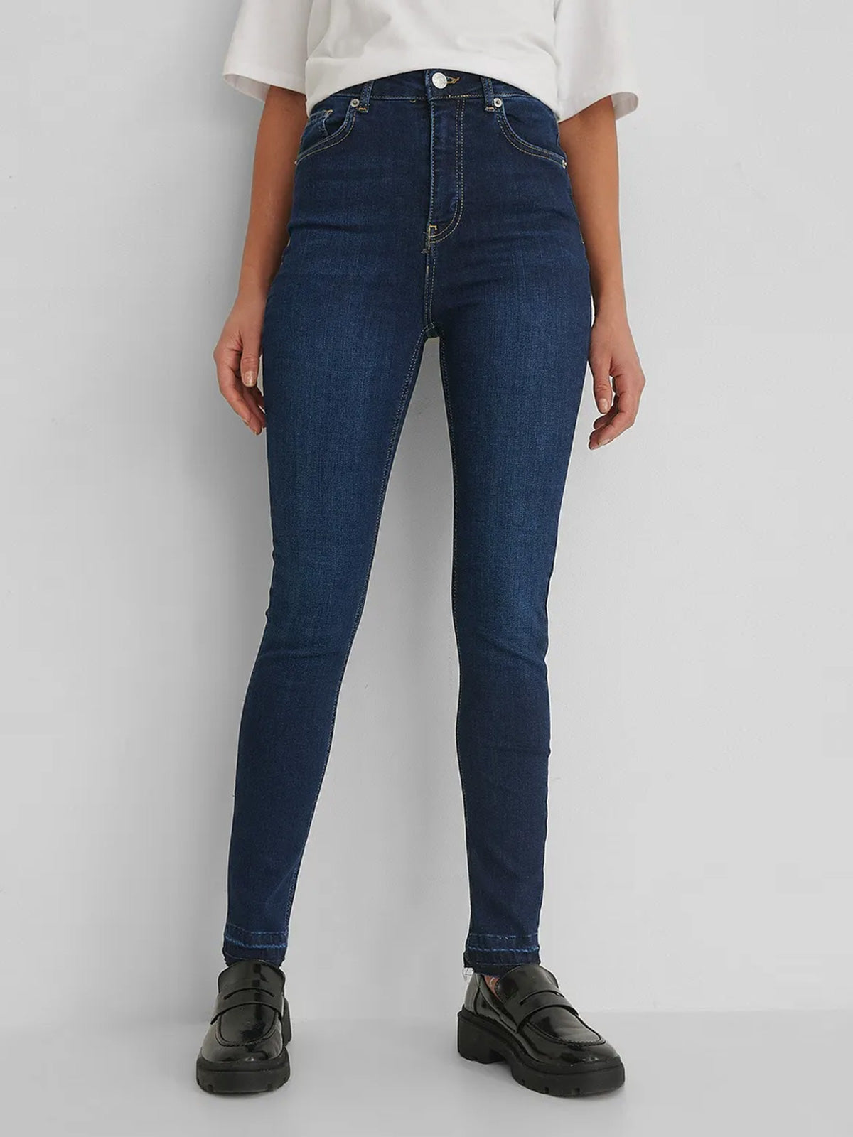 מכנסי ג'ינס סקיני בגזרה גבוהה- NA-KD|נייקד