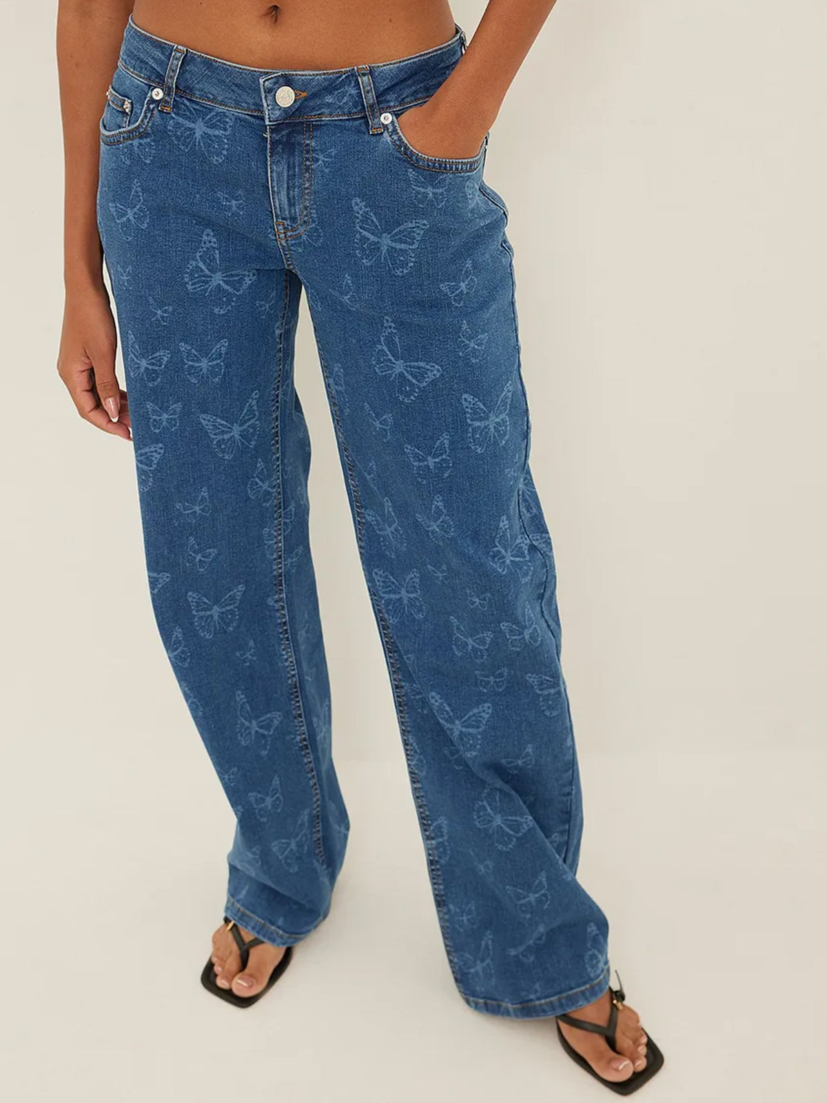 מכנסי ג'ינס בגזרה נמוכה עם הדפס פרפרים- NA-KD|נייקד