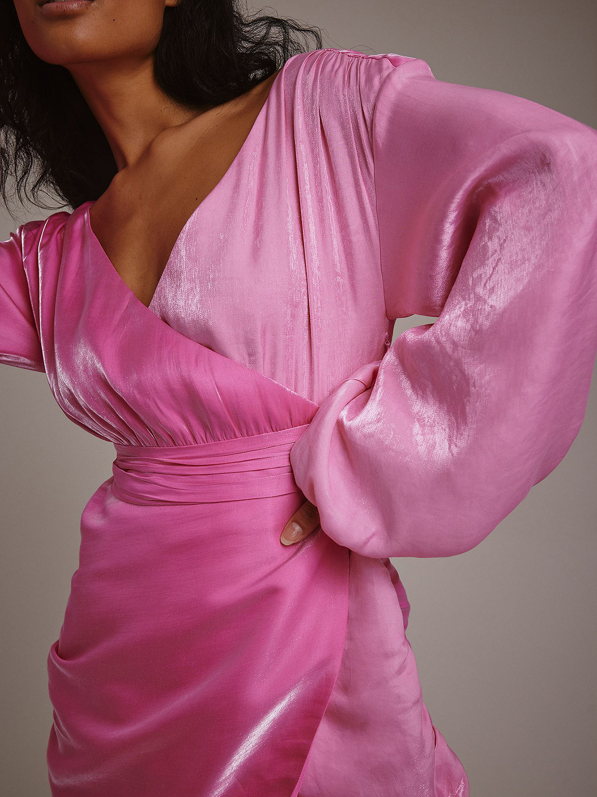 שמלת מיני מעטפת בגימור מבריק- NA-KD|נייקד