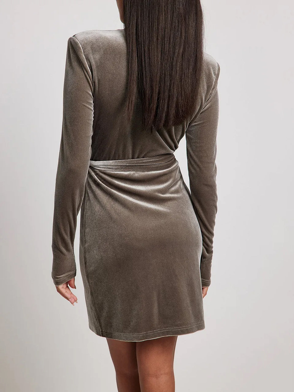 שמלת מיני קטיפה עם מחשוף עמוק LOVISA BARKMAN X NA-KD- NA-KD|נייקד