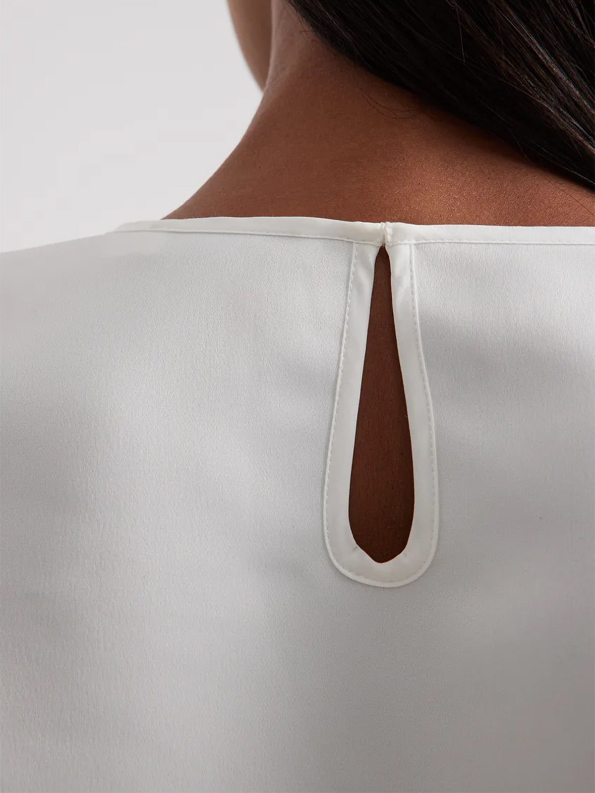 חולצת סאטן קרופ עם כריות כתפיים LOVISA BARKMAN X NA-KD- NA-KD|נייקד