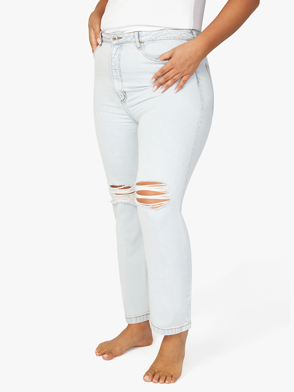 מכנסי ג'ינס בגזרה גבוהה ישרה עם קרעים- We Wore What|וי וור וואט